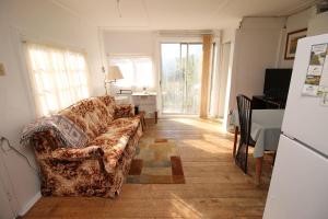 uma sala de estar com um sofá e uma mesa em 1 Bdrm Country cottage #5 - Rosewood Cottages em Southampton