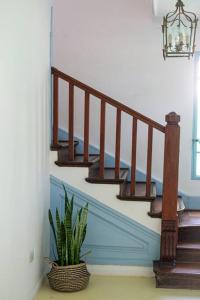 una escalera con una maceta en una habitación en Casa con estacionamiento en el centro en Salta