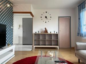 Televízia a/alebo spoločenská miestnosť v ubytovaní Entier Big Appartement + 4 fotografie
