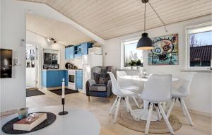 ホーフブルグにあるGorgeous Home In Hovborg With Kitchenのキッチン、リビングルーム(テーブル、椅子付)