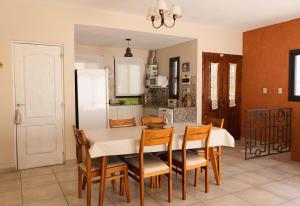eine Küche und ein Esszimmer mit einem Tisch und Stühlen in der Unterkunft Bella Vista Casa con pileta y terraza in Villa Carlos Paz