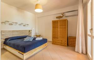 ein Schlafzimmer mit einem Bett und einer Kommode in einem Zimmer in der Unterkunft Lovely Home In Marina Di Modica in Marina di Modica