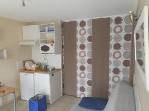 Kuchyň nebo kuchyňský kout v ubytování Studio cabine à 200m de la plage sainte Cécile + 4 fotografie