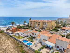 z powietrza widok na ośrodek i ocean w obiekcie Beautiful house with sea views and private pool w mieście Torrevieja