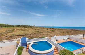 z góry widok na dom z basenem i plażę w obiekcie Beautiful house with sea views and private pool w mieście Torrevieja