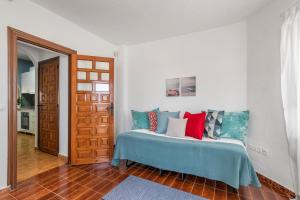 una camera da letto con un letto con cuscini colorati di Beautiful house with sea views and private pool a Torrevieja