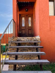 eine Treppe vor einem Haus mit einer Tür in der Unterkunft Bella Vista Casa con pileta y terraza in Villa Carlos Paz