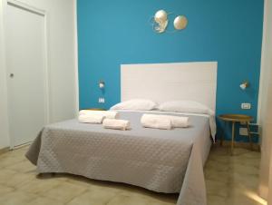 Letto o letti in una camera di COSTA BRAVA Guest House - Affittacamere