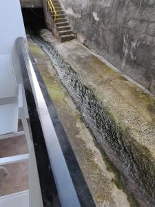 - un ruisseau d'eau dans une pièce avec des escaliers dans l'établissement Mountain Summer Houses - River Sound, à Panagia