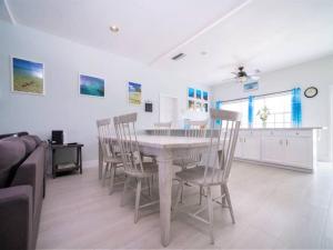 Southwinds Vacation Home في East End: مطبخ وغرفة طعام مع طاولة وكراسي