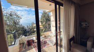 um quarto com uma varanda com vista para o oceano em Luxury Dreamland Oasis Apartments em Chakvi