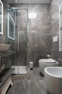 La salle de bains est pourvue d'une douche, de toilettes et d'un lavabo. dans l'établissement Rialto Boutique Apartment, à Venise