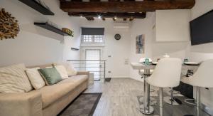 - un salon avec un canapé et une table dans l'établissement Rialto Boutique Apartment, à Venise