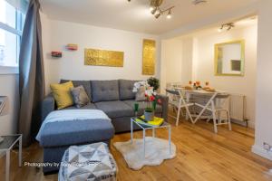 a living room with a couch and a table at Charming apartment next to Brighton Station in Brighton & Hove