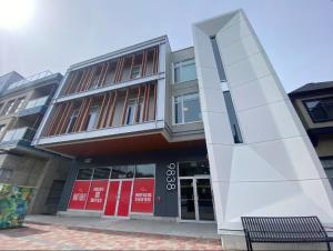 een gebouw met een bank ervoor bij Perfect Brand New Condo In The Heart of Sidney in Sidney