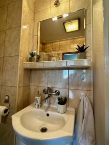 een badkamer met een wastafel en een spiegel bij Sopot Sea Apartments in Sopot