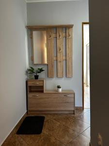 een kamer met een dressoir en een spiegel aan de muur bij Sopot Sea Apartments in Sopot