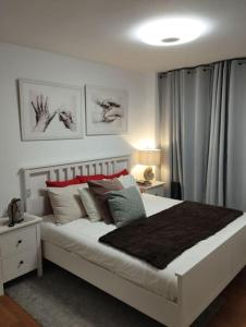 - une chambre avec un grand lit blanc et des oreillers dans l'établissement Maravillosos Atico, à Godella