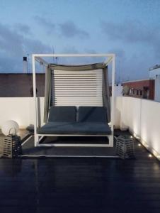 - un lit sur le toit d'un balcon dans l'établissement Maravillosos Atico, à Godella