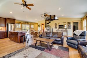 sala de estar con sofá y mesa en Phoenix Getaway with Deck On-Site ATV Trails!, en Fulton