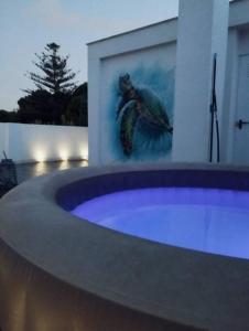 - une piscine avec une peinture d'une tortue dans l'établissement Maravillosos Atico, à Godella