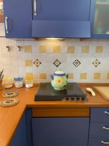 un bancone della cucina con pentola sopra un fornello di Blue Taormina Holiday a Letoianni