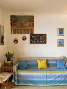 un soggiorno con un divano blu in una stanza di Blue Taormina Holiday a Letoianni