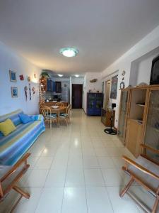 un soggiorno con un divano e un tavolo di Blue Taormina Holiday a Letoianni