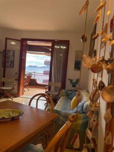 un uomo sdraiato su un letto in un soggiorno di Blue Taormina Holiday a Letoianni