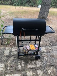 un barbecue posto sopra un tavolo di Villa Rana, con amplio jardín, barbacoa y piscina a Valdemorillo