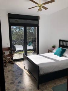 Postel nebo postele na pokoji v ubytování Villa Rana, con amplio jardín, barbacoa y piscina