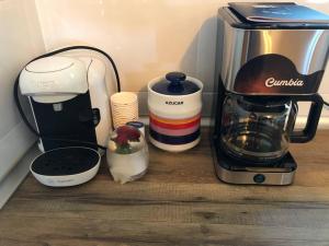 Utensilios para hacer té y café en Villa Rana, con amplio jardín, barbacoa y piscina
