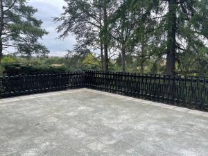 Un balcón o terraza de Villa Rana, con amplio jardín, barbacoa y piscina