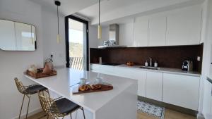 Kuchyňa alebo kuchynka v ubytovaní ALLONBAY sun & beach penthouse