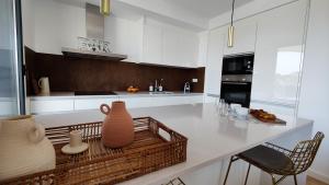 Kuchyňa alebo kuchynka v ubytovaní ALLONBAY sun & beach penthouse