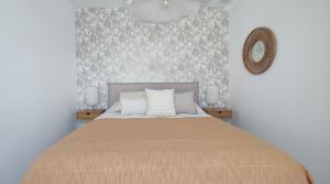 Posteľ alebo postele v izbe v ubytovaní ALLONBAY sun & beach penthouse