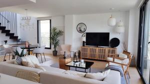 Televízia a/alebo spoločenská miestnosť v ubytovaní ALLONBAY sun & beach penthouse