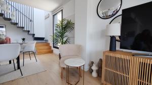 Televízia a/alebo spoločenská miestnosť v ubytovaní ALLONBAY sun & beach penthouse + 37 fotografií