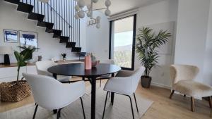 Posedenie v ubytovaní ALLONBAY sun & beach penthouse