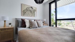Posteľ alebo postele v izbe v ubytovaní ALLONBAY sun & beach penthouse