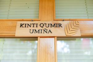 een houten kruis met het woord kithulumulumulum erop bij Cabaña Kinti Q'umir Umiña en Kinti Wasi in Los Baños del Inca
