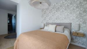 Posteľ alebo postele v izbe v ubytovaní ALLONBAY sun & beach penthouse