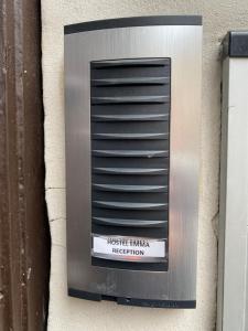 un radiateur métallique sur le côté d'une paroi dans l'établissement Hostel EMMA, à Prague