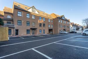 un aparcamiento vacío frente a un gran edificio de ladrillo en Lovely one bed duplex flat, en Bournemouth