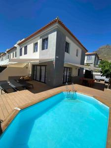 duży niebieski basen przed domem w obiekcie Sunset of Duke#Luxury Costa Adeje w Adeje