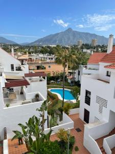 - une vue depuis le balcon d'une maison avec piscine dans l'établissement Enjoy Spain - La Maestranza, à Marbella