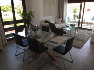 sala de estar con mesa de cristal y sillas en Enjoy Spain - La Maestranza, en Marbella
