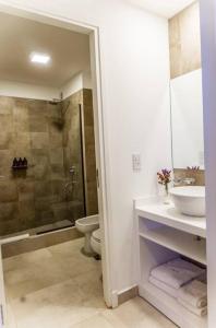 een badkamer met een wastafel, een toilet en een douche bij Moderno Dpto en zona de bodegas in Ciudad Lujan de Cuyo