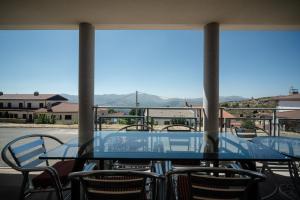 アビラにあるNAVAQUESERA MIRADOR DE GREDOSの山の景色を望むガラステーブル(椅子付)