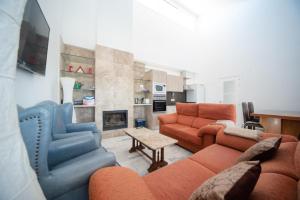 アビラにあるNAVAQUESERA MIRADOR DE GREDOSのリビングルーム(オレンジ色の家具、暖炉付)